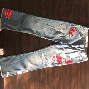 Cropped appliqué jeans